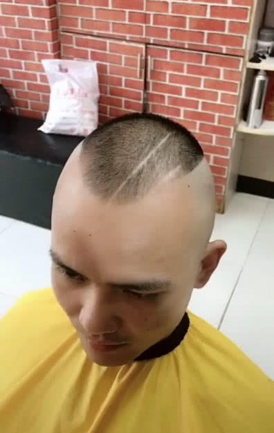 发型决定颜值，这是我见过的最帅的秃头，网友：帅到爆炸！