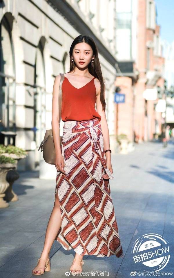 街拍:一件清凉色彩艳丽的小吊带搭配牛仔阔腿，你的小可爱上线了