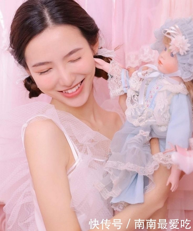  美女|性感美女时尚写真，麻花辫蕾丝外套白皙皮肤修长美腿，养眼吸睛！