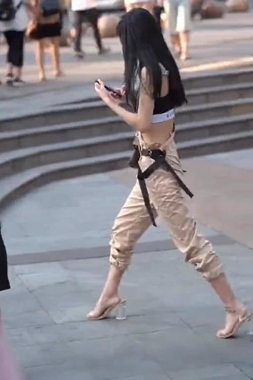 模样水灵小巧的小姐姐，随手一个赞！