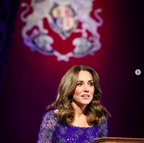 【 威斯敏斯特大教堂】这个举动却让人捏了把冷汗，凯特孔雀蓝礼服白金汉宫主场容光焕发