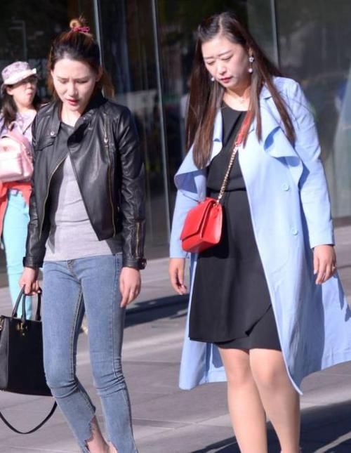  『气质』街拍：兰质蕙心的小姐姐，一条灰色的连衣裙，时尚优雅气质迷人