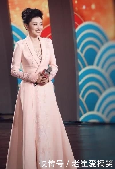 「不失端庄」51岁周涛貌美如初!一袭红色长裙端庄优雅,气质与气场无人企及
