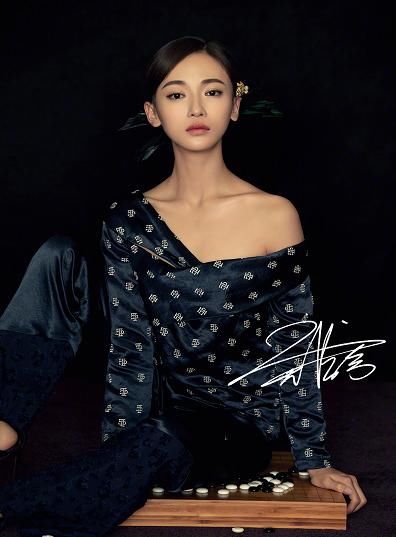 吴谨言拍摄照片太撩人，肉粉色的V领内衬，网友:傅恒哪里受得了