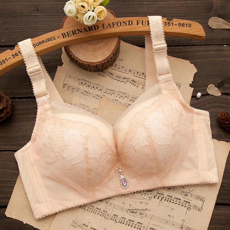 胸不大的女人!试试这几款深V聚拢收副乳的文胸，做性感的小女人