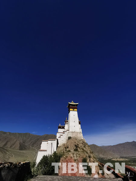 西藏:晨染雍布拉康