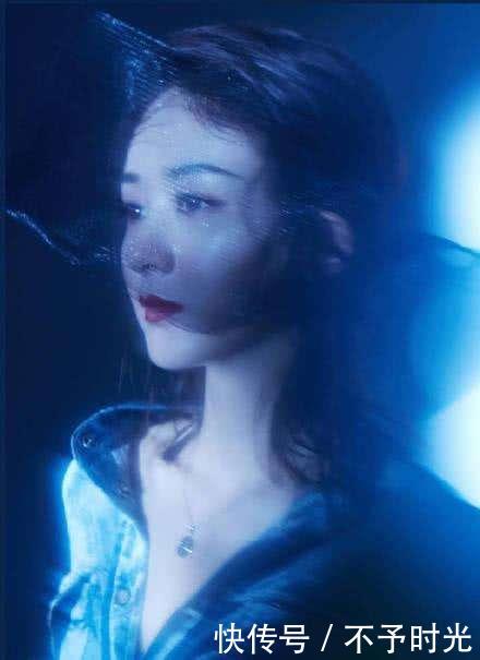 赵丽颖最新杂志封面, 网友大呼: 不敢认!