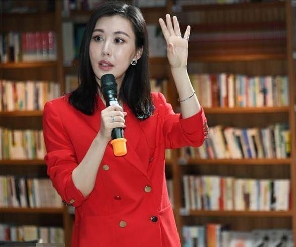 当24岁章泽天和37岁田朴珺同穿西装,一个温婉大气,一个霸气十足