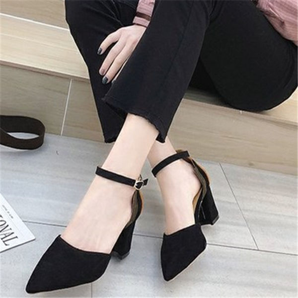 成熟中透露着小性感，时尚尖头高跟鞋，让你气质不一般