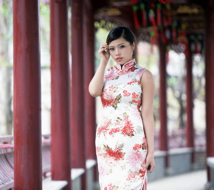 一个笑容怡人的民族风情旗袍装美女