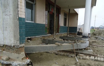  拆迁工作|村民花12万将自己三层楼平移150米，最牛钉子户，宁移