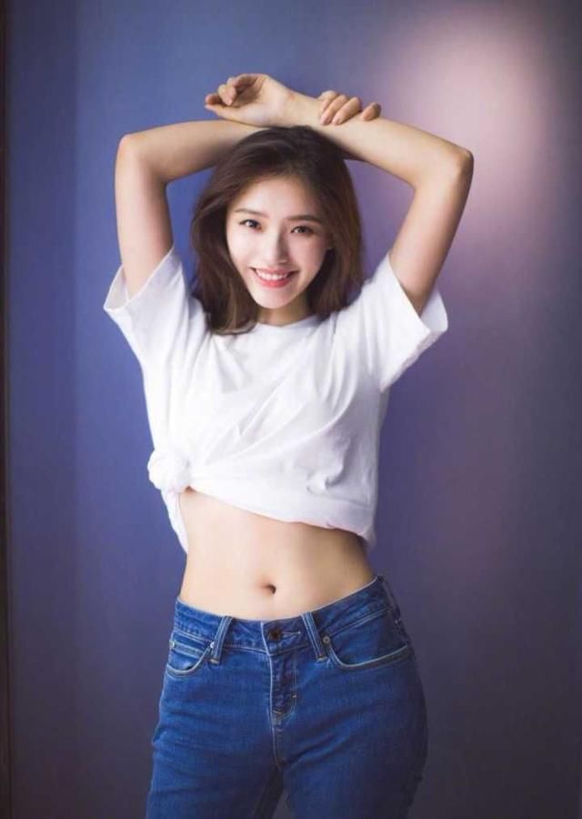 林允晒自拍秀淑女气质，长腿意外抢镜，网友：会不会P的有些过了