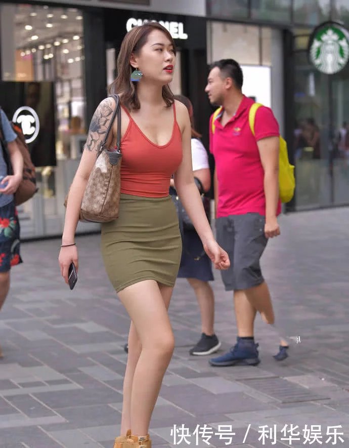 红色吊带小姐姐身材太好，包臀小短裙充满女人味