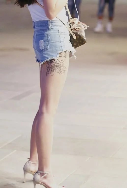 气质小姐姐牛仔短裤穿出身材玲珑有致，身上的纹身让人引起遐想