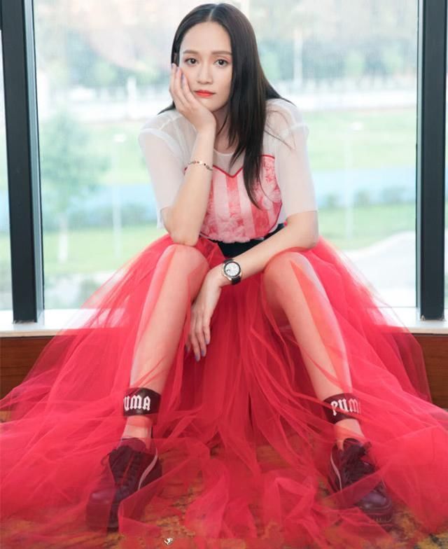 陈乔恩够猛！穿薄纱裙也敢敞开双腿？网友：38岁无禁忌？