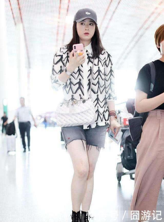 蒋欣的细腿吓到我，网友：腿是真的好看，衣品也是真的差！