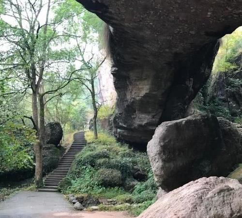 中国这座“奇葩”的峡谷，最窄处不足半米，游客常被卡在里面