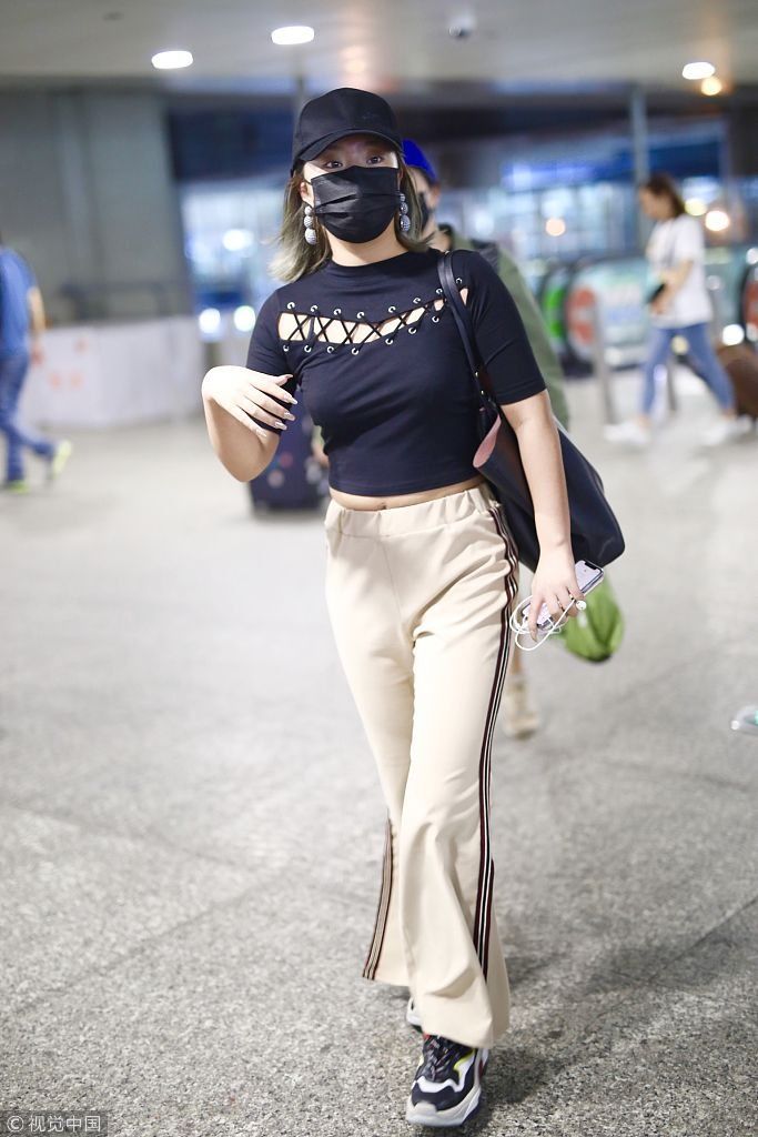 ＂菊势“依旧大好！王菊与公司解约风波后亮相 露脐紧身上衣秀好