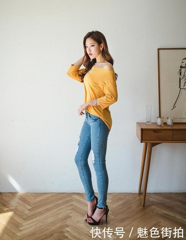 路人街拍，两个白色上衣的小姐姐，右边比较漂亮