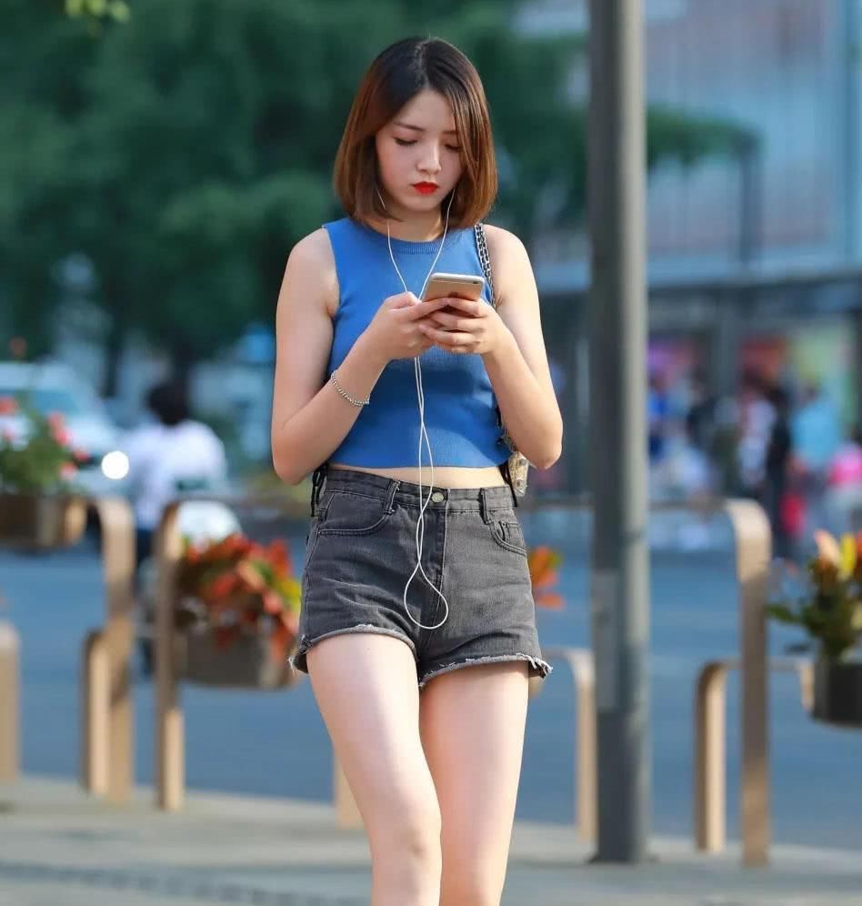 街拍:时尚美女紧身裤勾勒丰满弧线,健美平坦的小蛮腰显马甲线