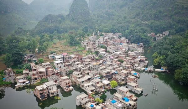 广西一村子成威尼斯，村民被地下水泡1个月，与世隔绝靠轮胎出行
