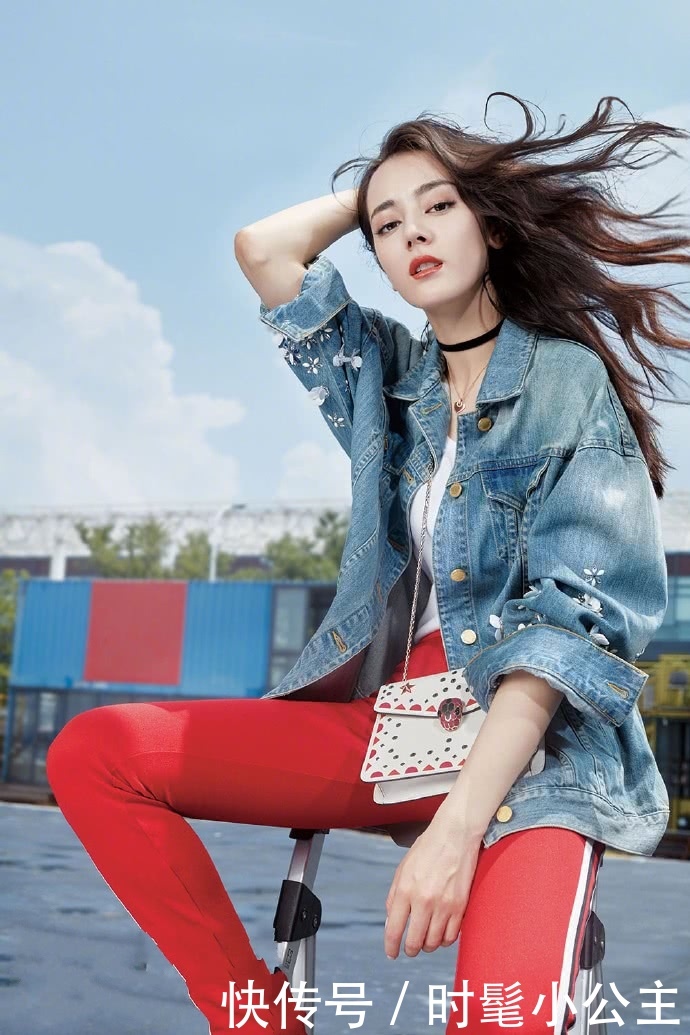 迪丽热巴穿扑克裙现身，不想却被手包抢镜，网友：我可不敢拎出街