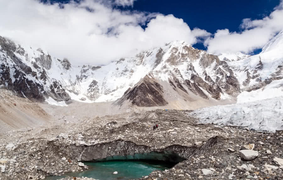 喜马拉雅山的冰川融化，露出一个神秘湖泊，里面东西至今仍是无解