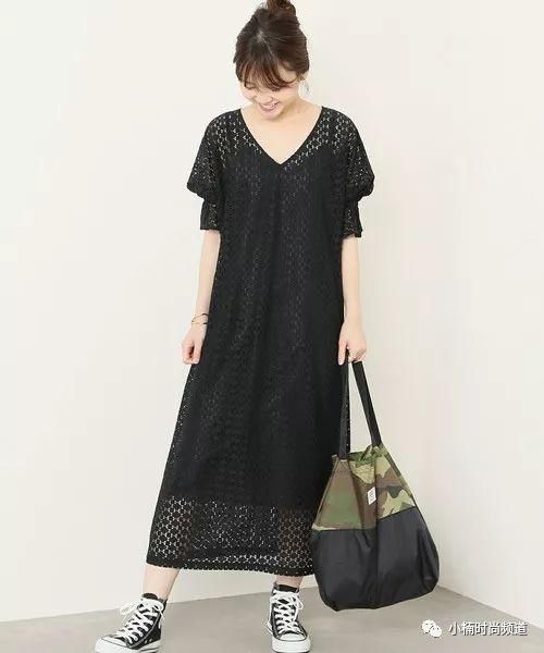 换季穿啥?一件黑色连身洋装让你完美搭出日系时尚