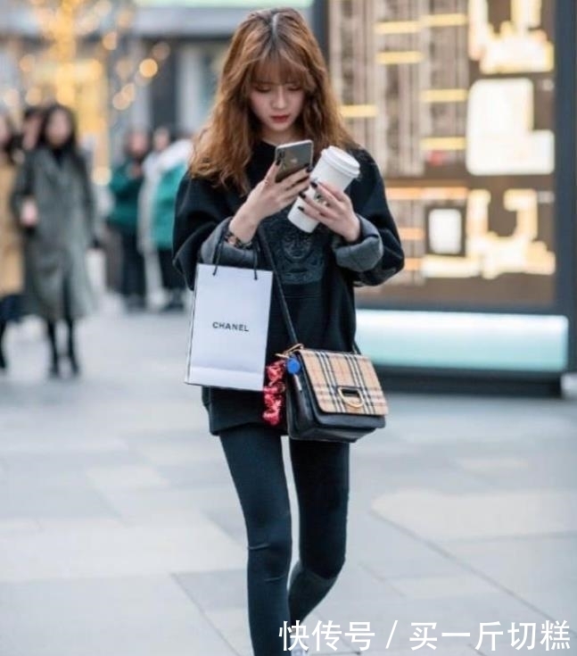「 美女」个性穿搭，尽显青春朝气，街拍美女身材曼妙的小姐姐