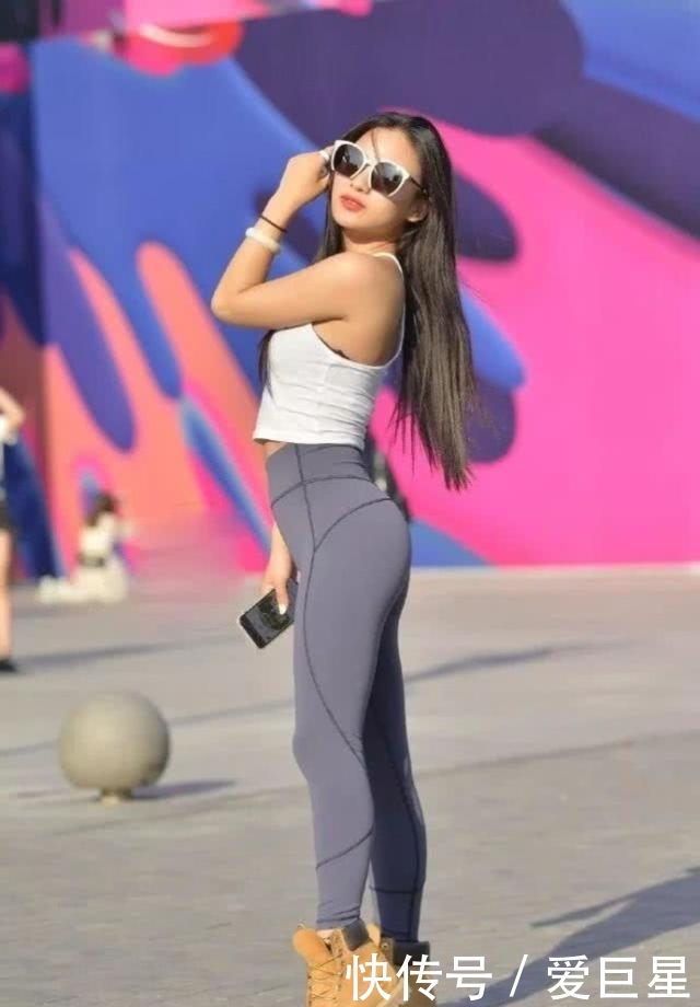 # 青春活力#青春活力瞬间提升你时尚的品味，瑜伽裤可以修饰出姣好的身材
