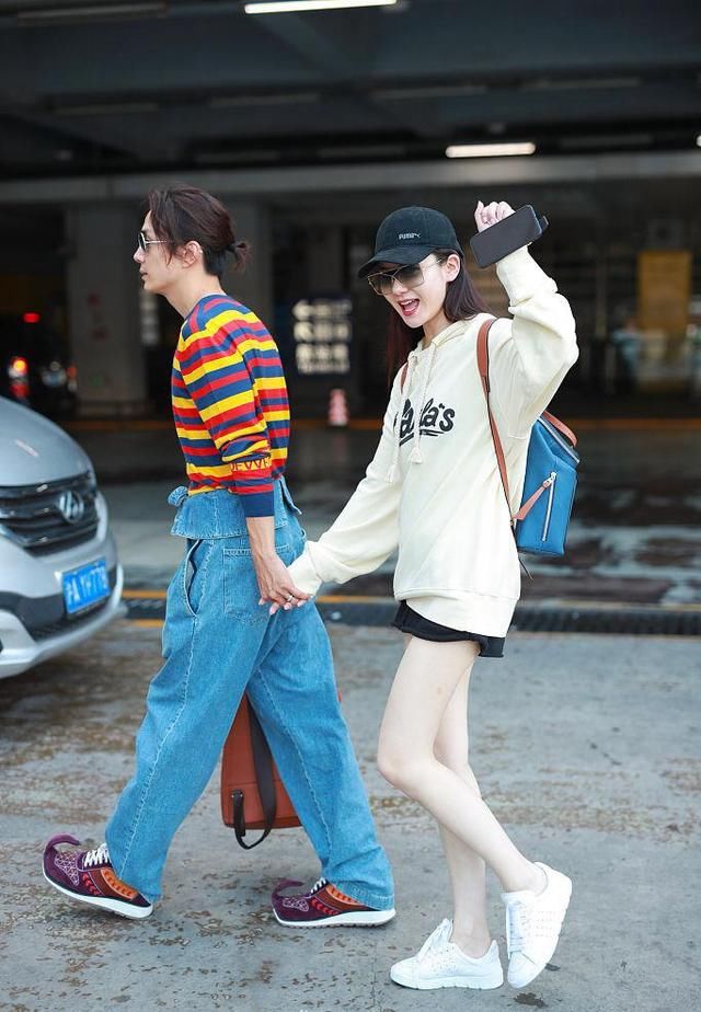 戚薇机场穿短裤秀美腿，却没想到被李承铉的翘头鞋抢镜了！