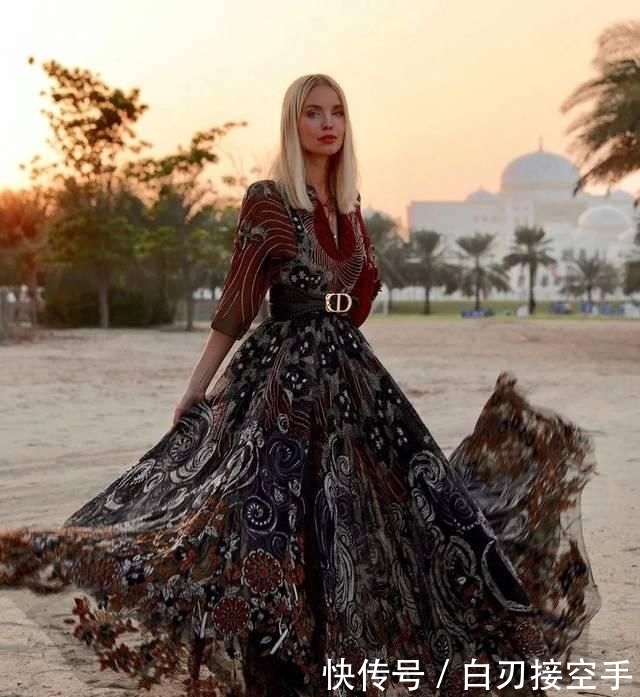  『花朵』2020开春 流行穿“开满花”的裙子，谁穿谁美！