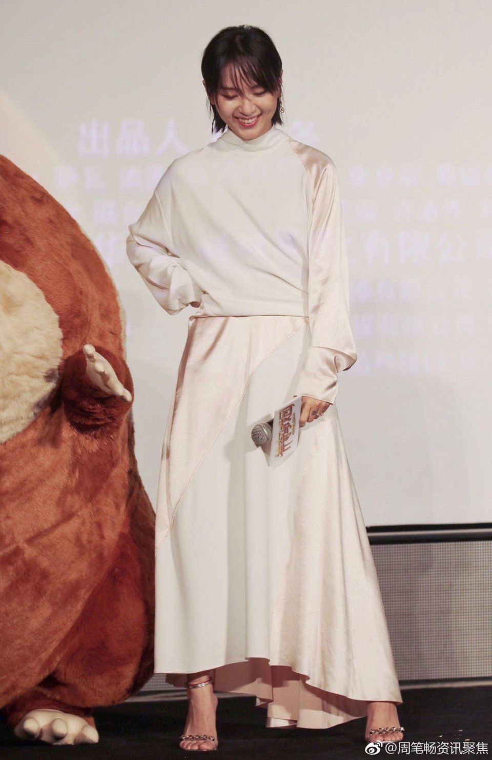 周笔畅瘦了20斤后竟然美出女人味，但这大露背以后还是别尝试了吧