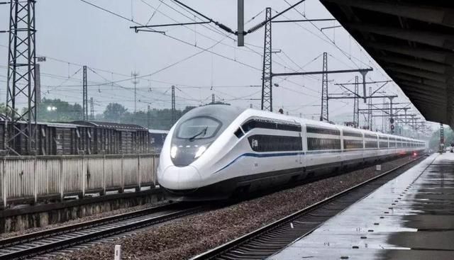 中国高铁双层动车组横空出世，指标超越新干线！