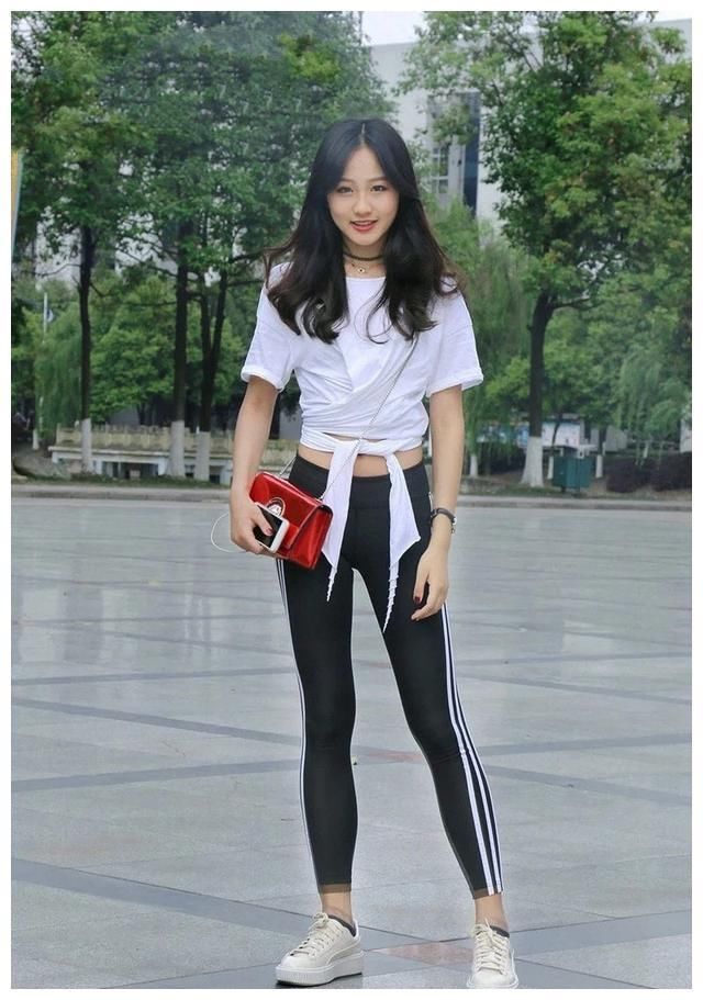 美拍:紧身裤更容易勾勒出女神的气质彰显出高贵大方典雅的气质!