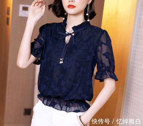  『建议』女人一旦过了55岁，建议穿高贵点！“黛青遮肚装”让你告别水桶腰