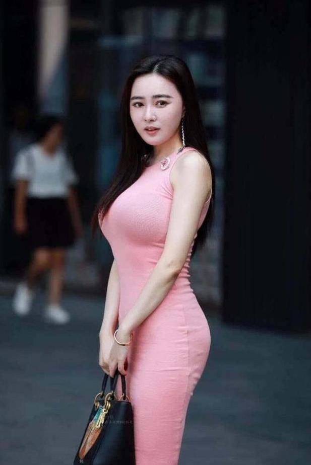 街拍：小姐姐穿粉色修身连衣裙出街，显瘦甜美闪亮耀眼