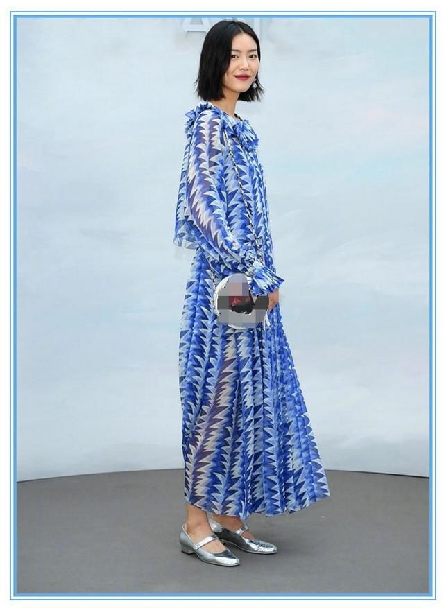 本以为韩雪穿蓝色印花裙已经够美了！但看到刘雯才知道什么叫高级