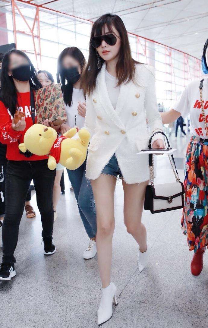 张天爱这怕是颜值巅峰了! 牛仔短裤配白色尖头鞋, 瞬间腿长一米八