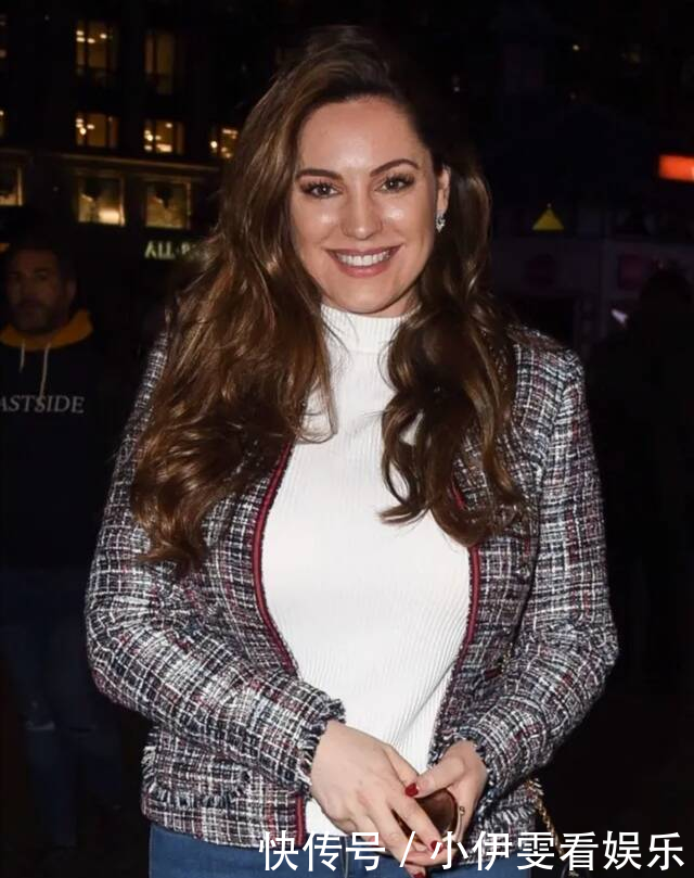 『紧身衣』凯莉·布鲁克出街,紧身衣搭牛仔裤,微胖身材凹凸有致