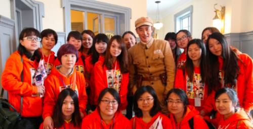 『粉丝』唐嫣老公很可爱,罗晋昔日获粉丝探班显拘谨,和小孩合影贴心蹲着