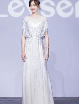 唐嫣怎么了，穿一条仙气满满的白裙，竟把腰围穿粗了整整两圈！