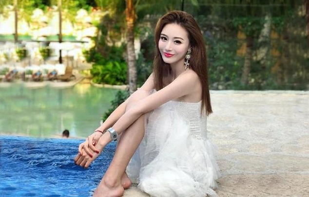 白色抹胸连衣裙，气质中带着几分温婉还带着几分小妩媚的气质