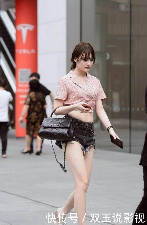 街拍：穿古装出镜的美女，图5这一身走大街上回头率很高吧！