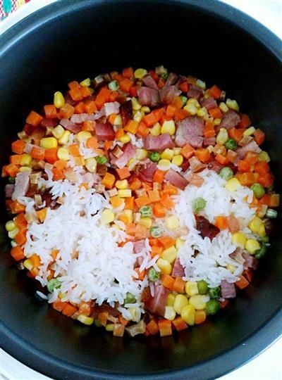  「技巧」好吃的不得了的腊肉焖饭，不费精力技巧，有菜有饭带去上班很方便