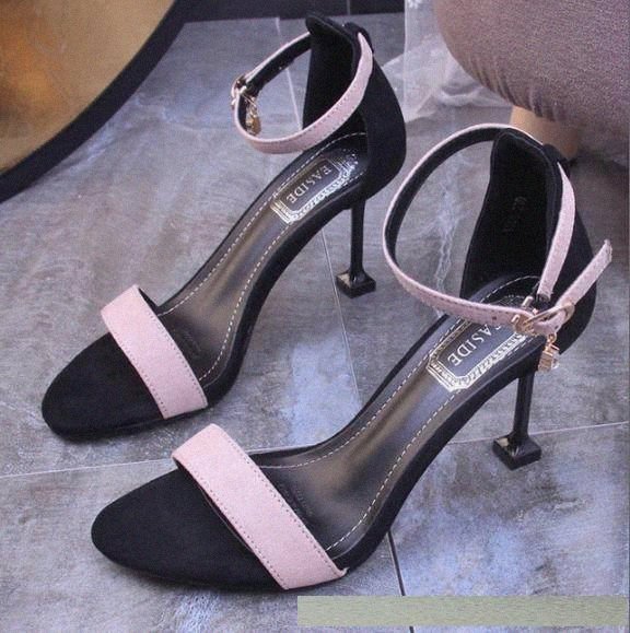 三伏天，穿上一字扣高跟凉鞋，新颖洋气，让你散发出优雅的气质