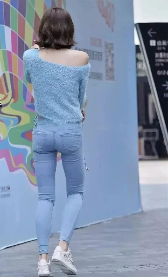 轻熟女范儿魅力小姐姐，天蓝色露肩装美搭紧身牛仔裤勾勒迷人曲线