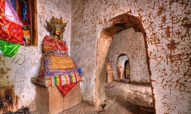 甘肃裕固的这个寺，曲高和寡，周围却有着独特的少数民族风情