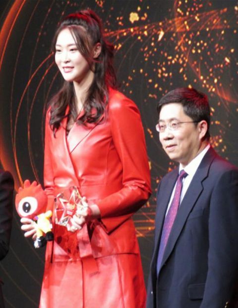  「活路」192的惠若琪亮相活动，穿红色脚踝裙竟露膝盖，不给别人留活路