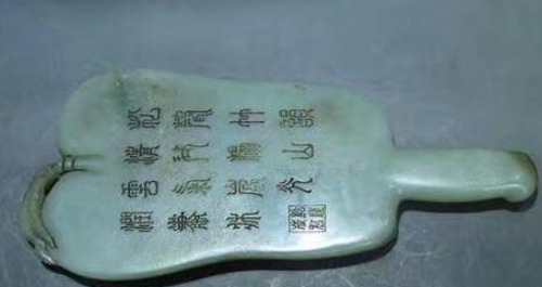 农村大叔山上砍柴时，看到1把玉扇子，专家的话让他脸色苍白
